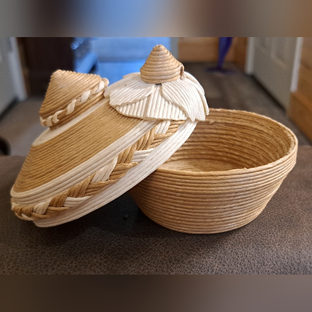 Thick Straw Rattan Berry Basket Small  Woven Hand Made Trinkets Rings Native